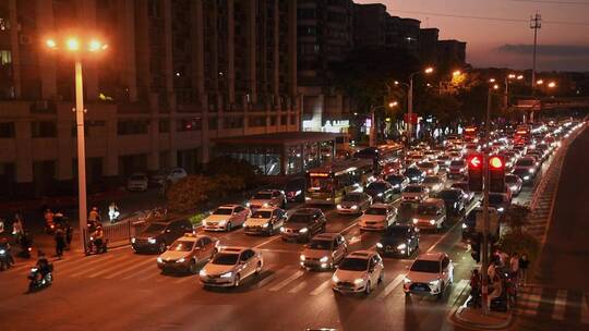 夜晚城市道路车流