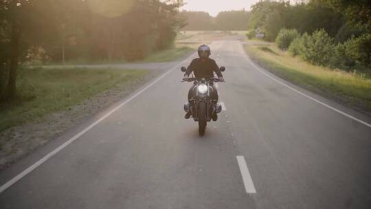 道路上骑摩托车的男人视频素材模板下载