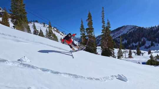 滑雪户外滑雪高山雪山森林滑雪阳光蓝天白云