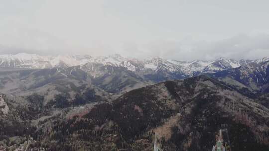 航拍特写被大雪覆盖的森林白茫茫的山峰山脉