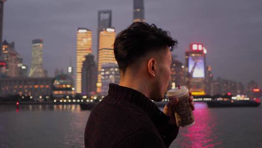上海外滩喝酒的男人视频素材模板下载