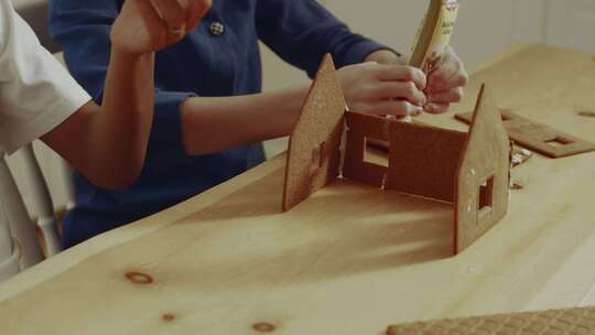 两个孩子建造姜饼屋