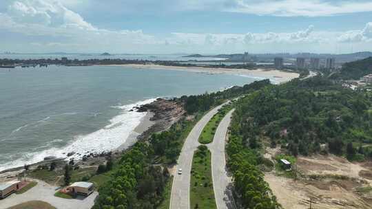 汽车行驶在沿海公路航拍海岸线旅游沿途风景