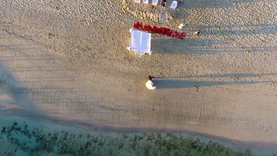俯拍沙滩海滩婚礼新郎新娘走路