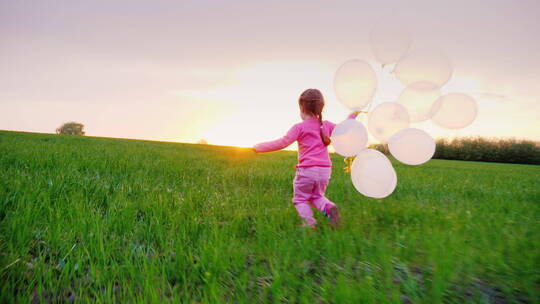 小女孩在草地上奔跑