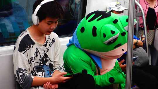 地铁内偶遇 青蛙扮演者1视频素材模板下载