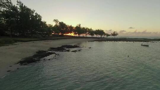 岛屿边缘的日落