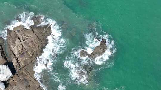 海中礁石航拍海水冲刷礁石潮水海浪拍打岩石