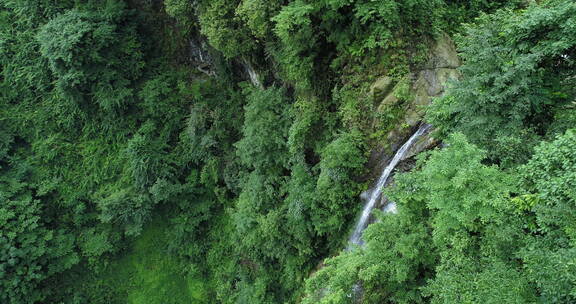 四川彭州蟠龙谷高山瀑布夏季航拍风景