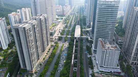 深圳地铁行驶穿梭于高楼之间