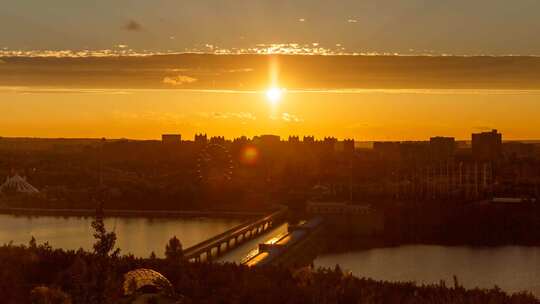 夕阳下城市建筑与湖泊的美丽风光