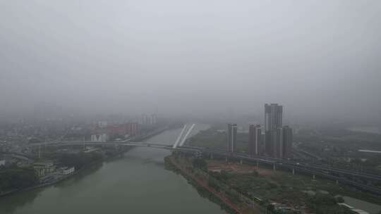 烟雨中的桥梁航拍