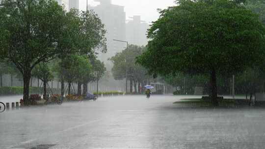 夏季都市暴雨中的人们