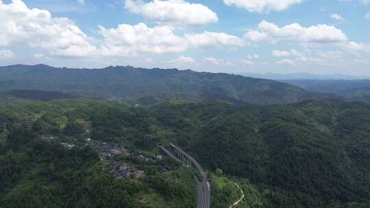 大山、乡村与高速路