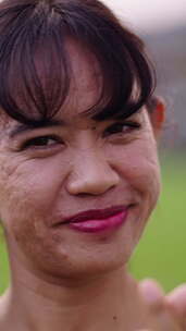 泰国一个微笑快乐的亚洲女孩的特写