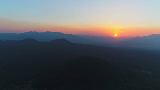 夕阳余晖下的火山