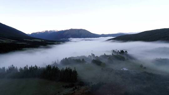 山区清晨雾气弥漫