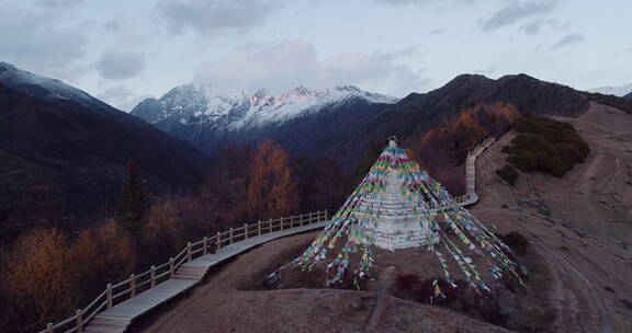 川西航拍四姑娘山幺妹峰锅庄坪秋季风景