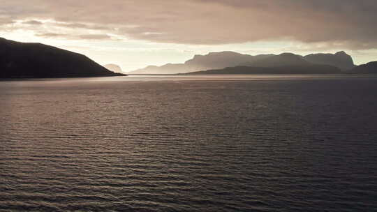 空中拍摄，扫过挪威松恩峡湾荡漾的静水，看