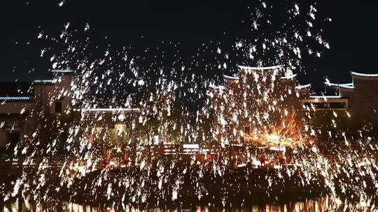 芜湖鸠兹古镇打铁花表演，新年节目