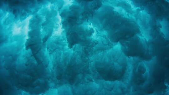 海浪形成的水下云翻滚破浪水下气泡泡沫！