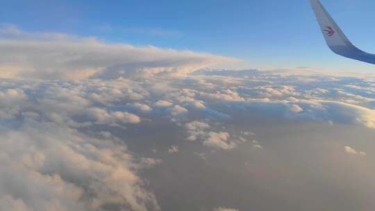 黄昏时分安徽合肥上空东方航空窗外的云景视频素材模板下载