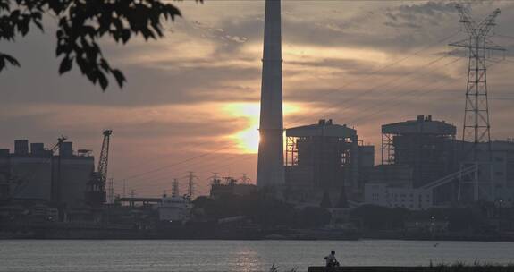 夕阳下火电厂冷凝塔烟囱冒烟4K实拍