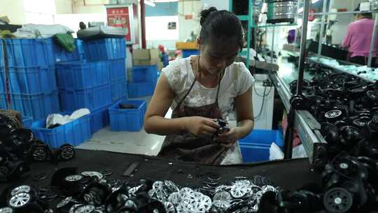 工厂女工组装零件