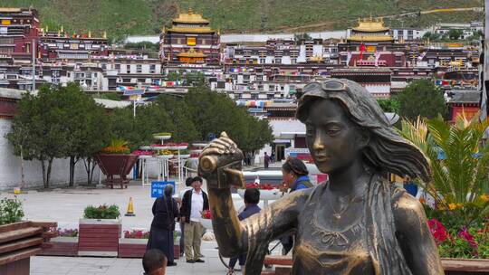 西藏、日喀则、城市塑像