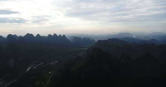 桂林山水航拍桂林冠岩航拍