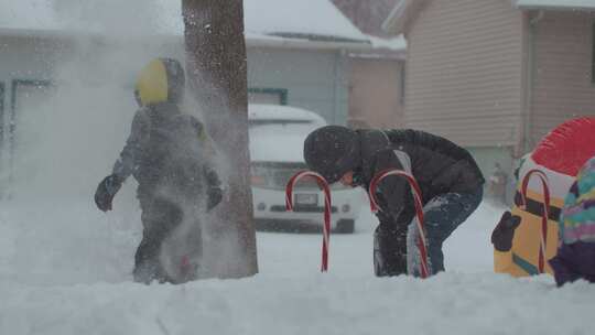 两个男孩在雪地里玩耍