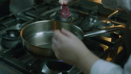 厨师在厨房里制作美食特写视频素材模板下载