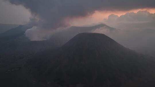 印尼爪哇岛布罗莫火山黄昏航拍自然风光