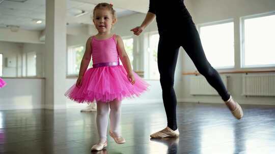小女孩学芭蕾舞练习素材