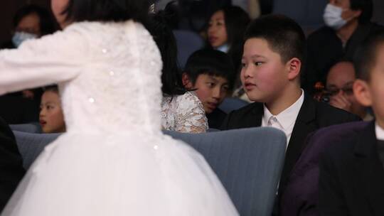 儿童拉小提琴音乐会