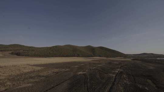 秋天行驶的车窗外风景田地枯树河流窗外风景