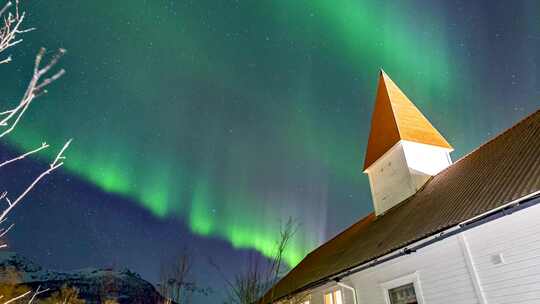 挪威塞尼亚岛教堂和码头极光