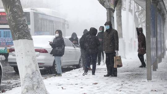大雪中等公交车的市民