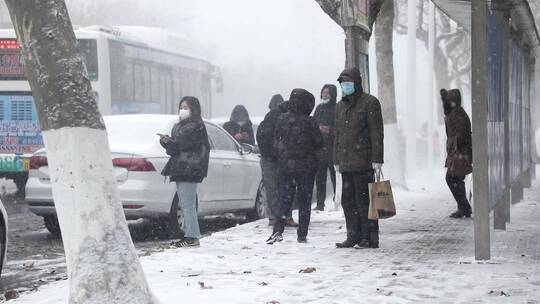 大雪中等公交车的市民视频素材模板下载