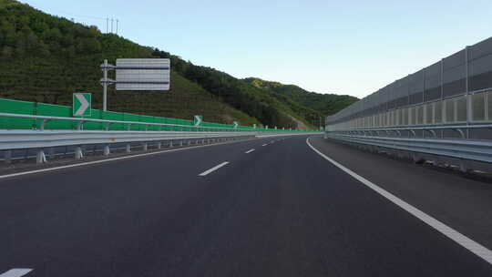 车辆在高速路桥行驶第一视角视频素材模板下载