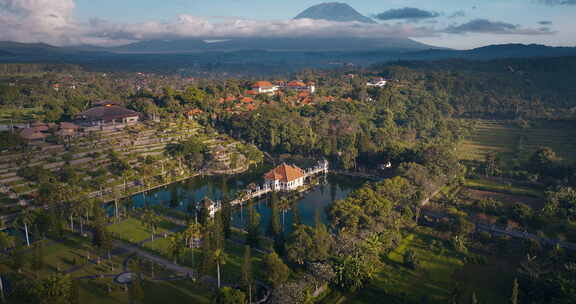 Taman Ujung皇家水宫，日落时背