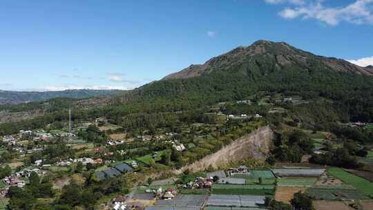 飞越村庄欣赏火山美景