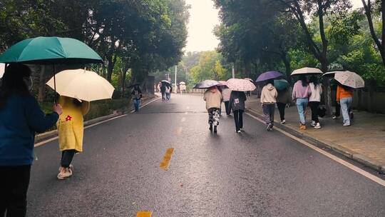 学生下雨天走路打伞