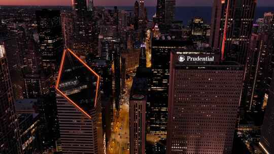 城市航拍芝加哥市中心摩天大楼夜景灯光汽车