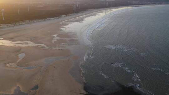 航拍美丽海岸线海边沙滩海水浪花拍打俯拍