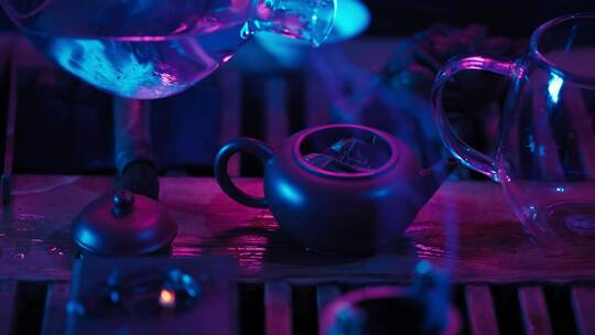 霓虹灯照明茶道船上传统制茶。