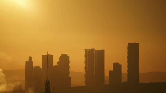 高楼在夕阳中的轮廓