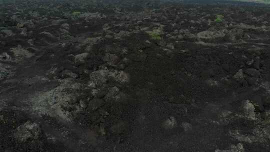 印度尼西亚火山和云层的鸟瞰图。