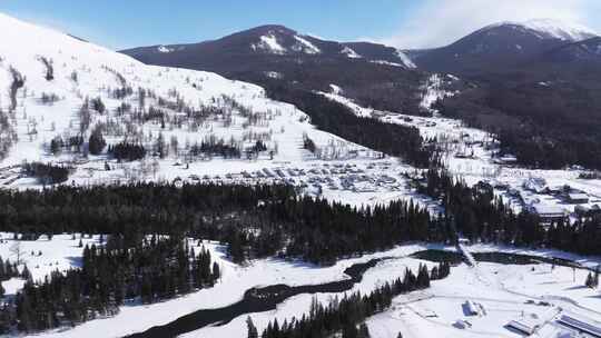 航拍新疆冬季喀纳斯河流晨雾雪山森林雪景