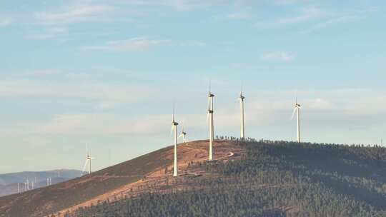 山上的风力发电机视频素材模板下载